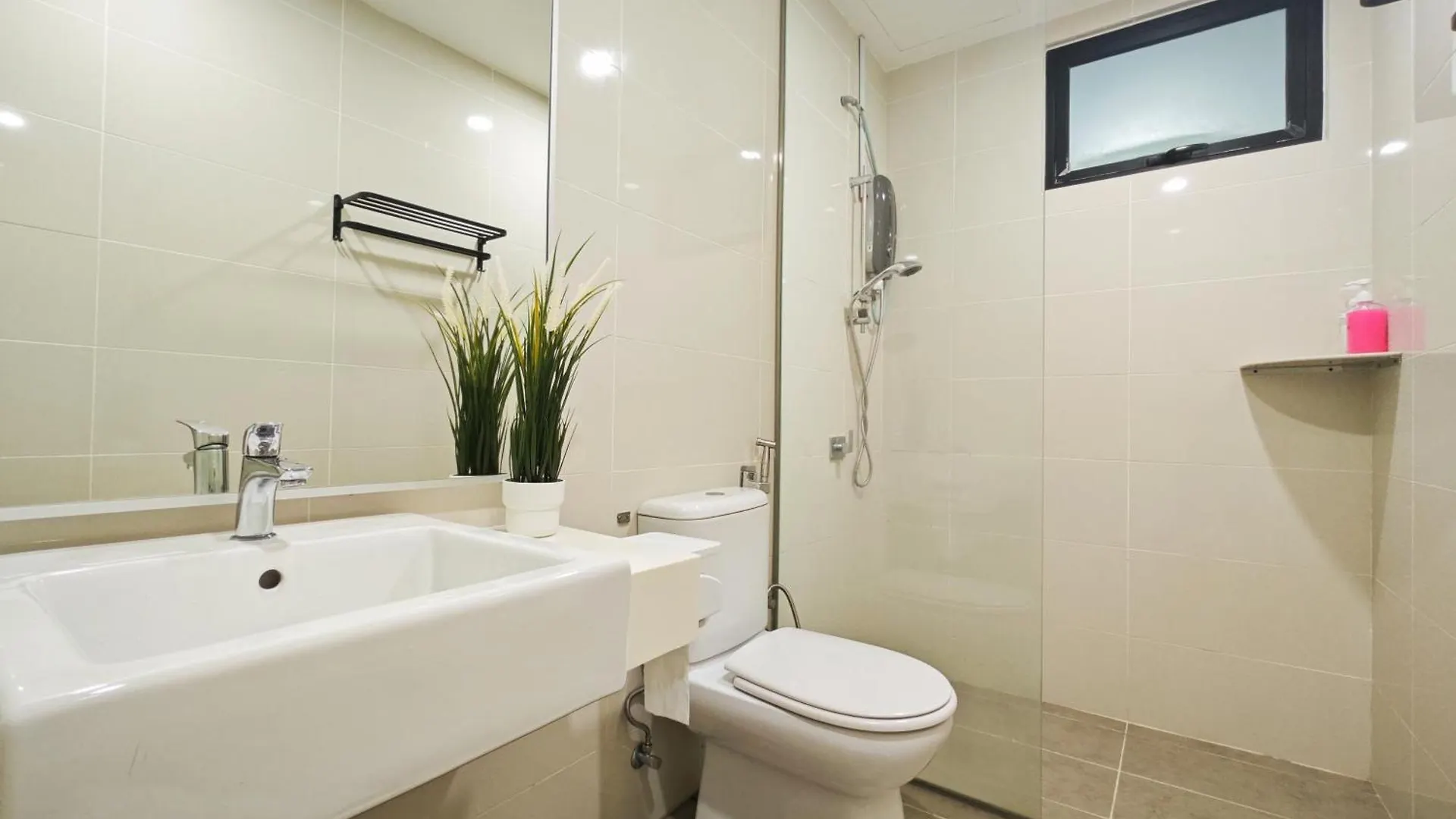 2Br Wifi, Mid Valley, Mosaic Southkey, 5-7 Pax, 7 Mins To Ciq Johor Bahru 0*,